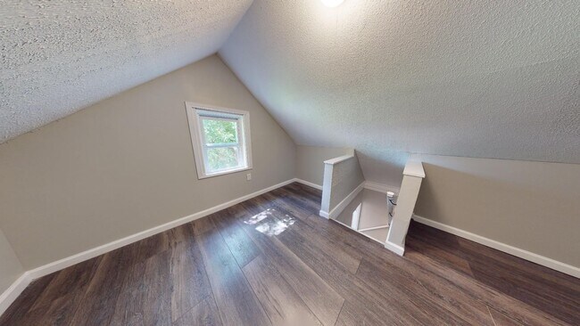 Building Photo - Clark/Fulton - 4 bed/1 bath - Single Family Home