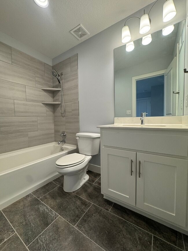 Building Photo - Luxury 5BR 4 BA Home w/ Pool and Clubhouse Access in GREAT location!