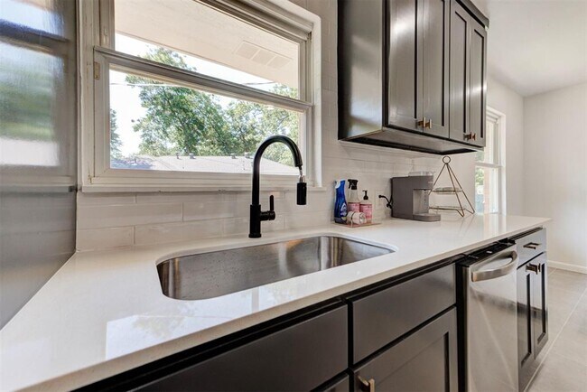 Building Photo - 1510 Melrose Dr