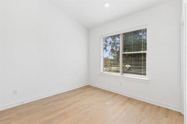 Building Photo - Modern 2-Bed Townhome with Attached Garage & Private Balcony in Gated Dallas Community