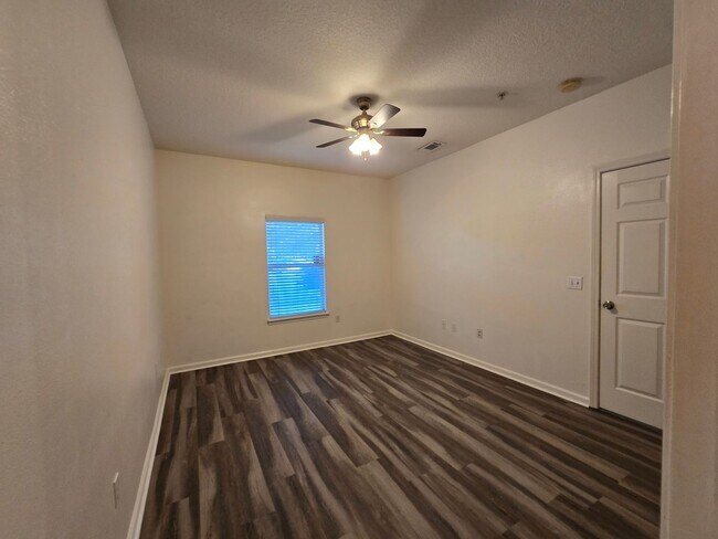 Building Photo - Ground Level 3/2 Condo at Willow Ridge
