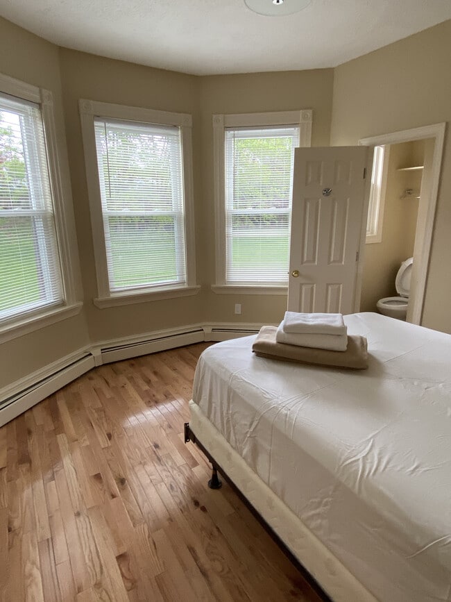Building Photo - NO BROKER FEE- 1 MONTH FREE 17 Burney