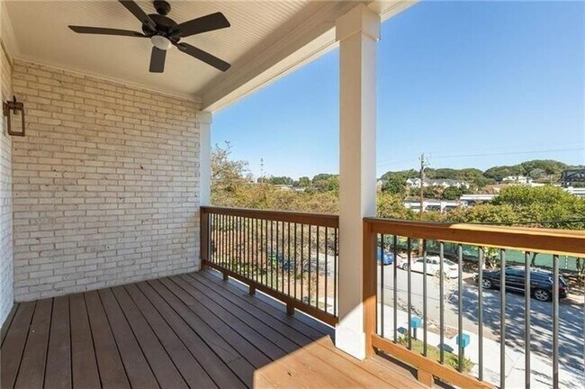 Building Photo - 722 Lakeview Ave NE