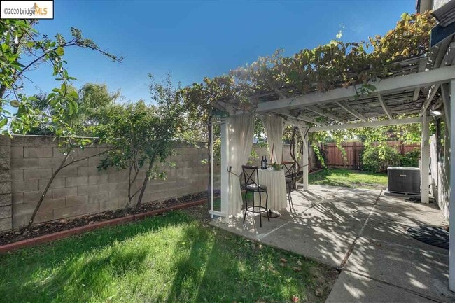 Building Photo - 4973 Ridgeview Dr