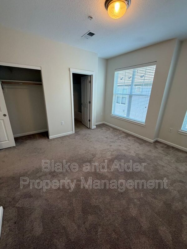 Building Photo - 10805 NE Red Wing Way