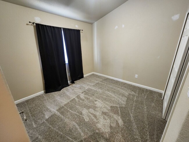 Building Photo - Move in Special! $300 off first months rent!