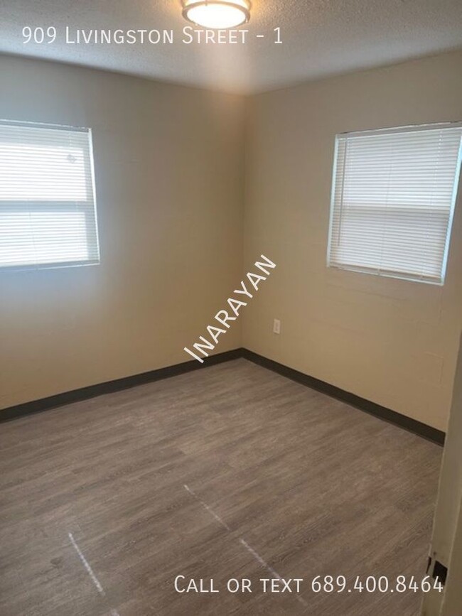 Building Photo - Newly Remodeled 2/1 apartment AVAILABLE NOW