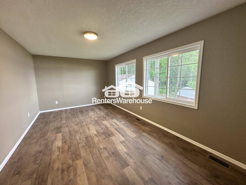 Building Photo - 3311 Interlachen Dr NE