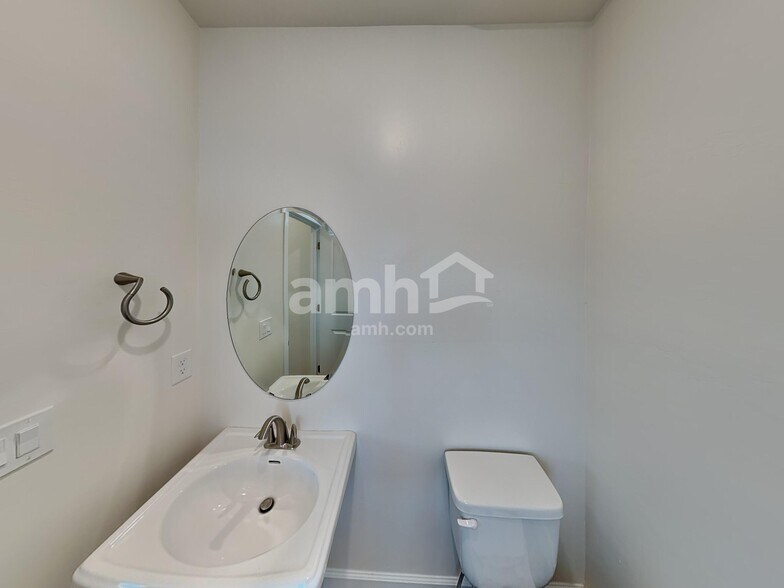 Building Photo - 2402 E Tumbleweed Rd