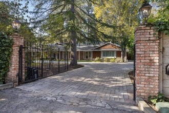 Building Photo - 216 Valparaiso Ave