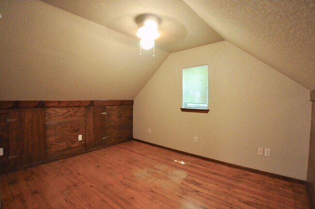 Building Photo - COUNTRY ATMOSPHERE! 1 Bedroom - 1 Bath – 1...