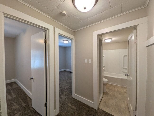 Building Photo - 3 Bedroom Home with detached garage and partially fenced yard, pet friendly!