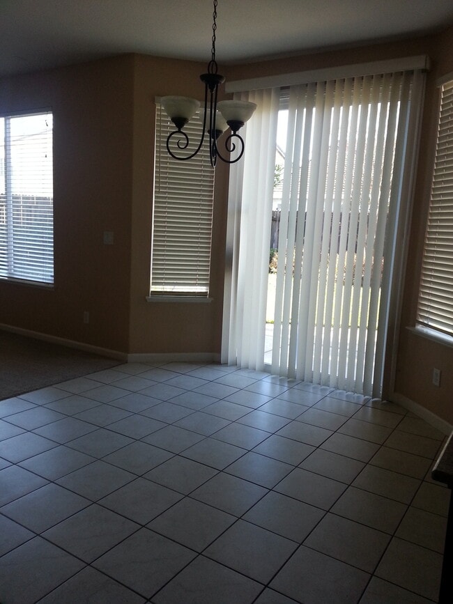 Building Photo - Located in a great neighborhood 5Bdm 3Ba Home With 2 Car Garage