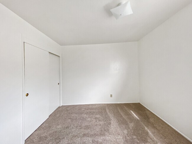 Building Photo - 213 N Alvord St