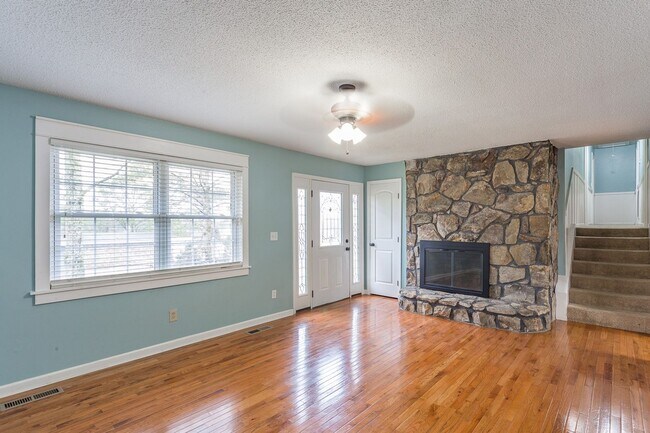 Building Photo - 4 Bedroom Rental in East Brainerd!