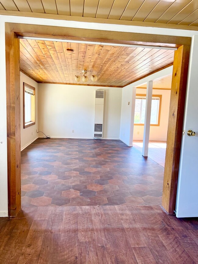 Building Photo - LARGE HOME WITH HUGE BONUS AREA