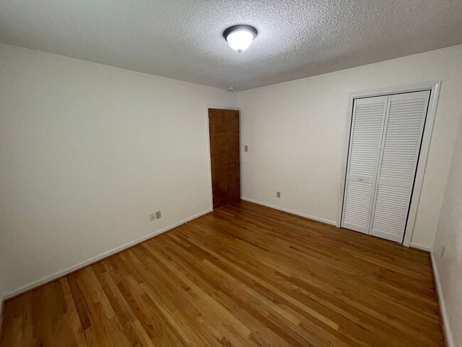 Building Photo - 3 bedroom 2 bath house available