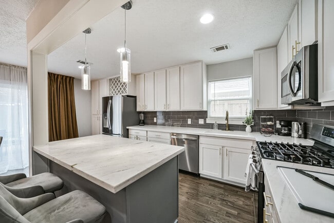 Building Photo - 5719 Viking Dr
