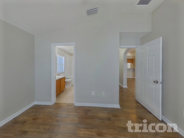 Building Photo - 11749 Lynmoor Dr