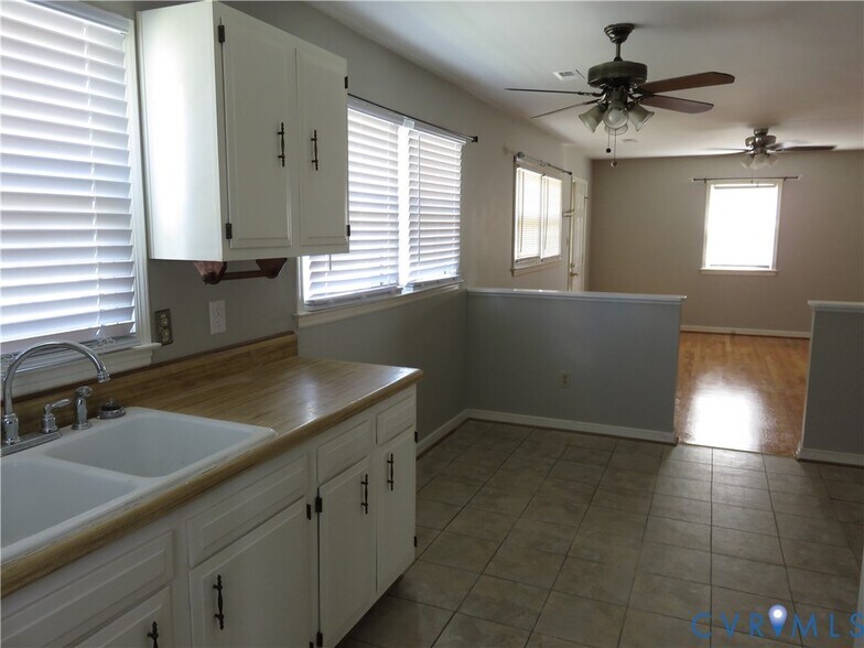 Building Photo - 4912 Leonard Ave