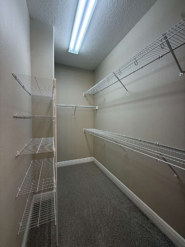 Building Photo - 3/2 townhome in desirable Loren Cove!