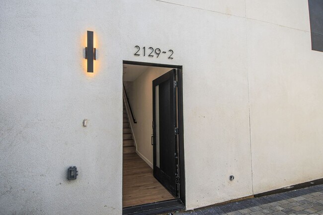 Building Photo - Ultra-Luxury Brand New 2 bed/2.5 bath and ...