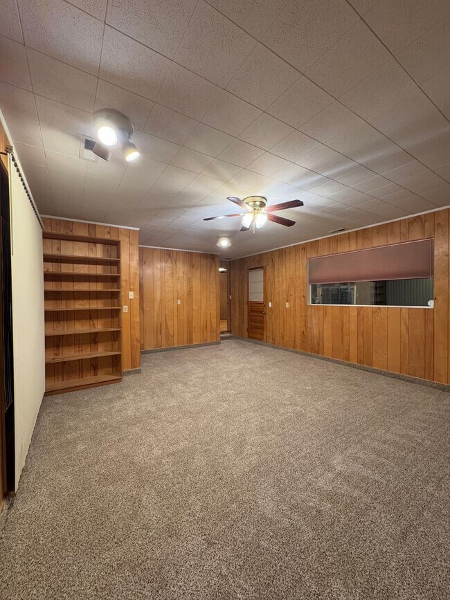 Building Photo - Expansive Updated Home with Creek Views & Prime Location