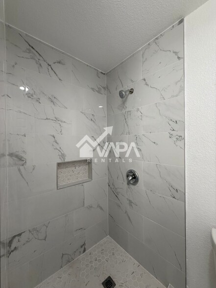 Building Photo - 7215 Hickory Grove Dr