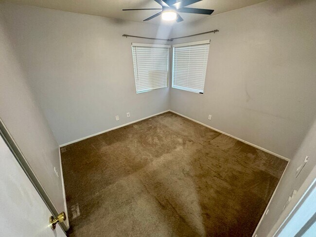 Building Photo - Spacious 3 bedroom condo