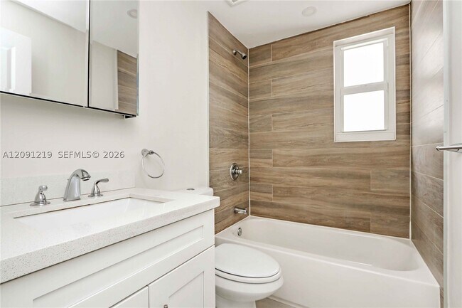 Building Photo - 930 SW 24th Ct