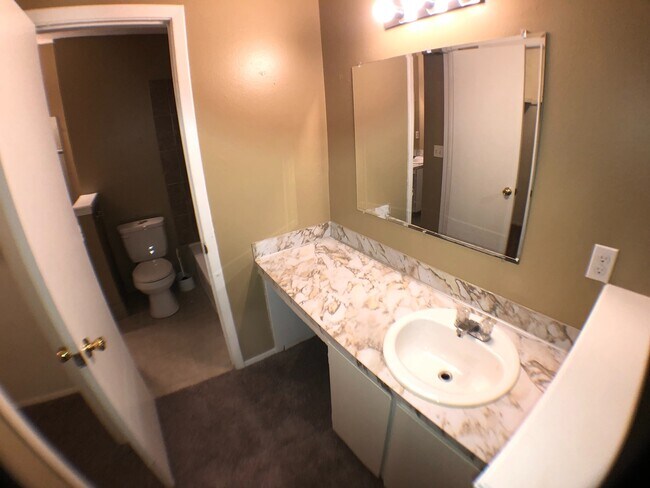 Building Photo - S Elm Ct Duplex