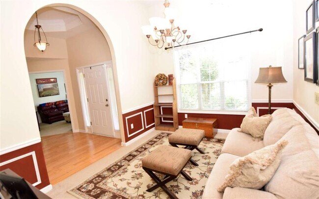 Building Photo - 450 Running Fawn Dr