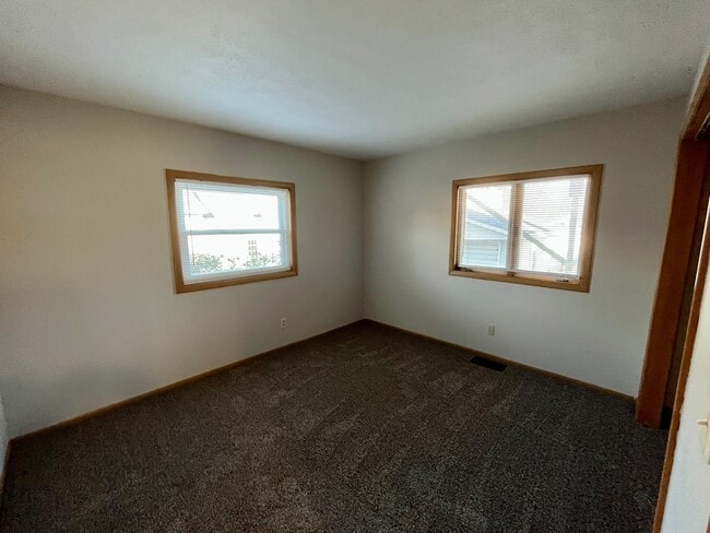 Building Photo - 911 N Center St