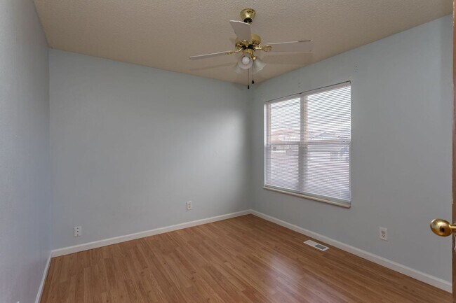 Building Photo - 1130 Pond Side Dr