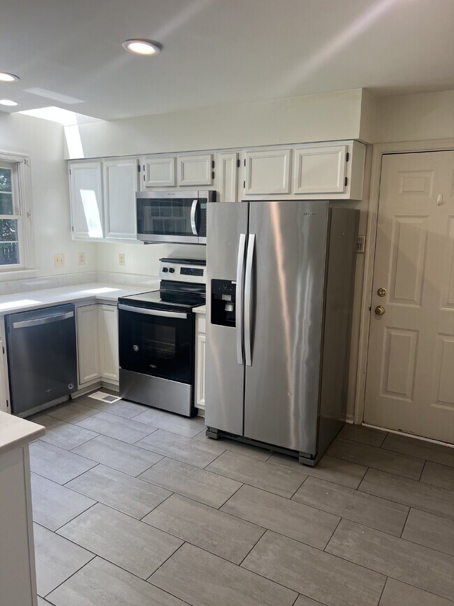 Building Photo - Spacious Colonial Home for Rent in Chancel...