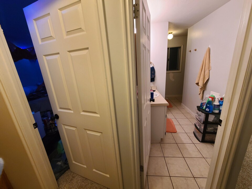 Shared bath (upstairs) - 476 E Acoma Rd