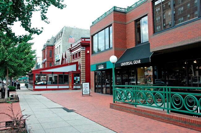 Building Photo - 2 bedroom 2 bath condo in Adams Morgan