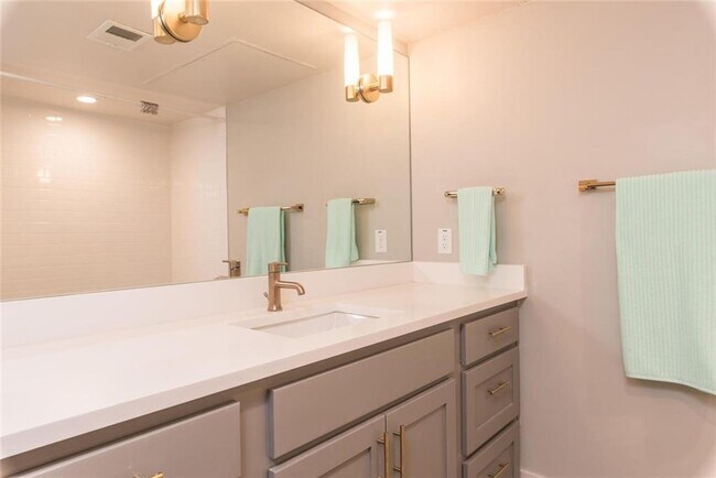 Building Photo - 505 W 7th St