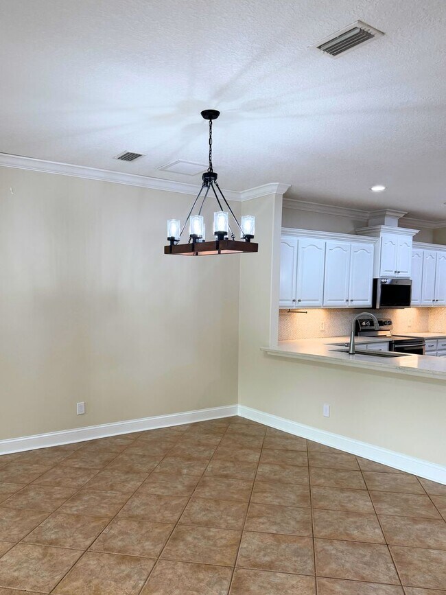 Building Photo - Rare find! 4/3 with amenities!