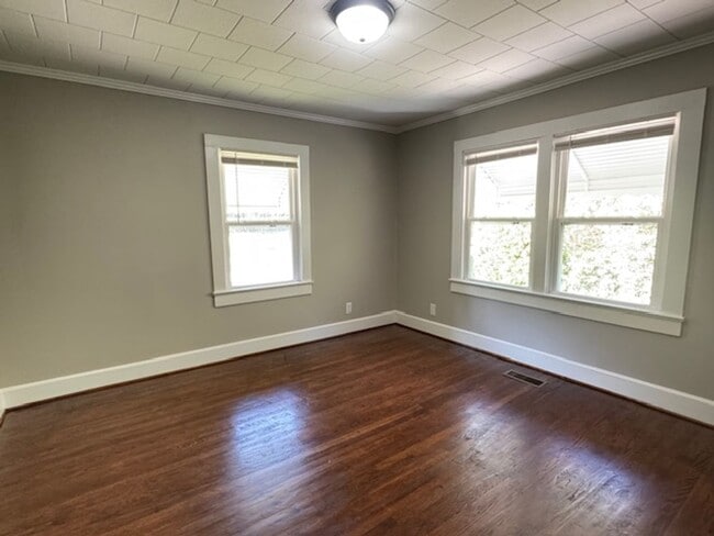 Building Photo - 505 E 5th St