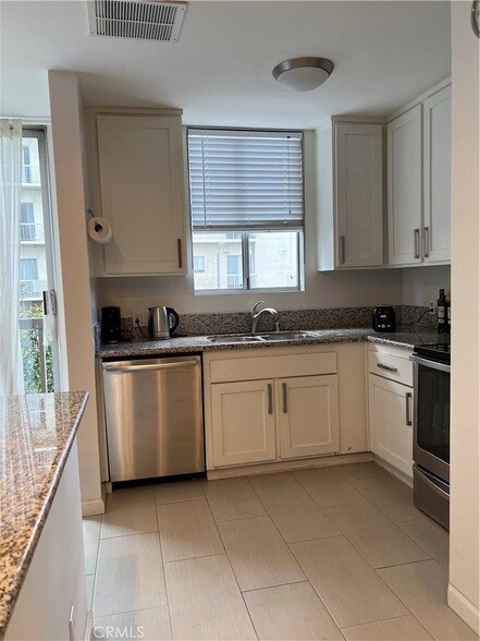 Building Photo - 10747 Wilshire Blvd