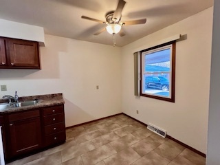 Dining area - 207 S Pfeffer Rd