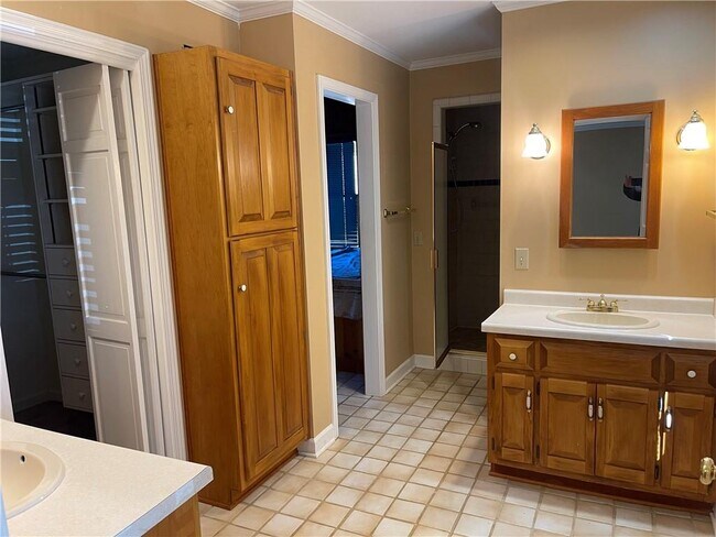 Building Photo - 119 Woodlawn Dr NE