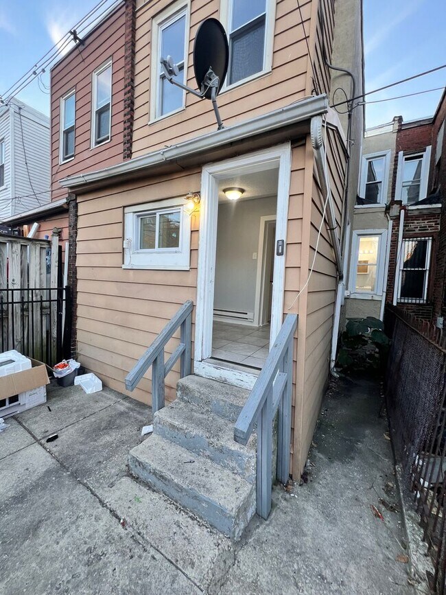 Building Photo - Updated 3 Bedroom 1.5 Bath Townhome w/ Paved Yard + Washer & Dryer