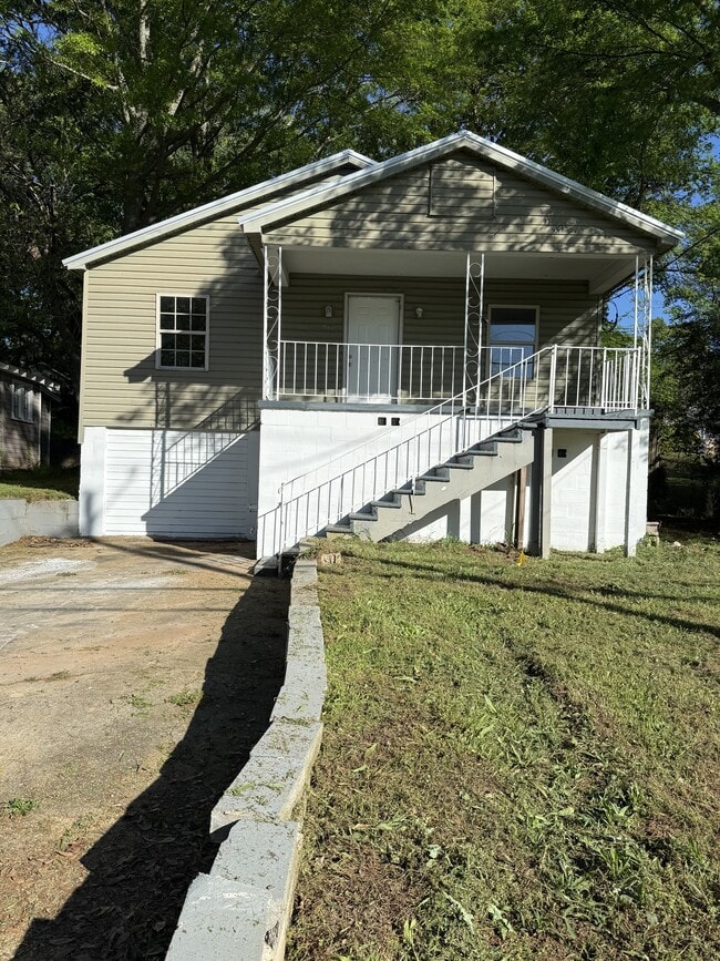 Building Photo - 923 Woodward Rd