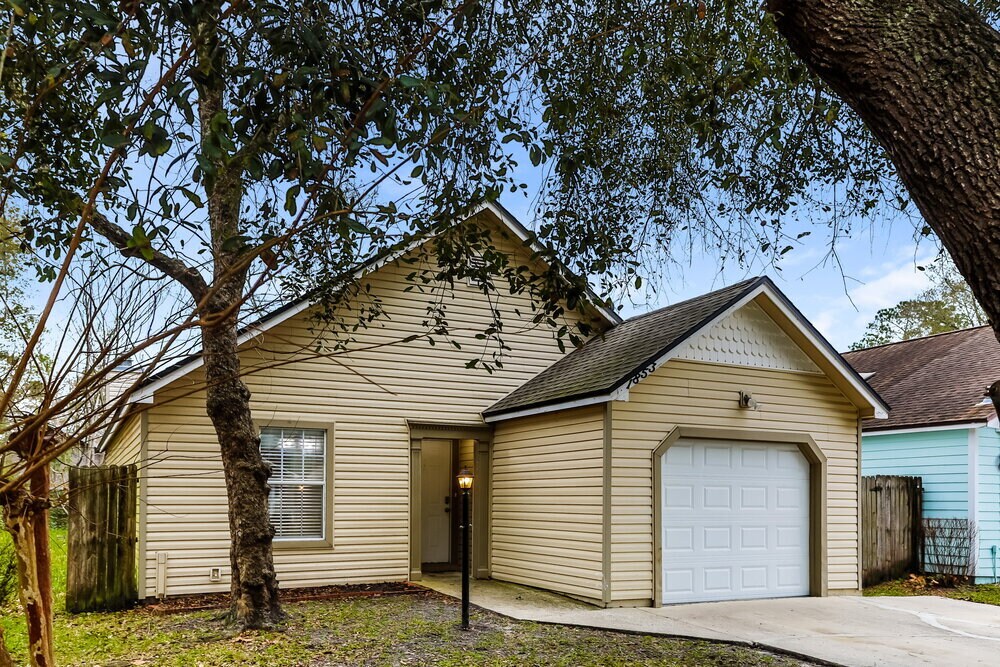 Building Photo - 1853 Alberta Ct N