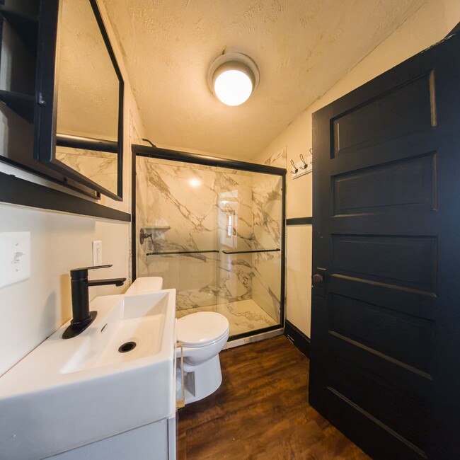 Building Photo - 2 Bedroom 1 Bath 1 Stall Garage For Rent