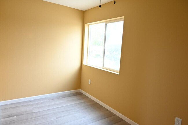 Building Photo - 10701 1/2 Doty Ave