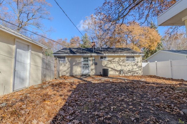 Building Photo - Classic Ranch Just Minutes from TC’s Best