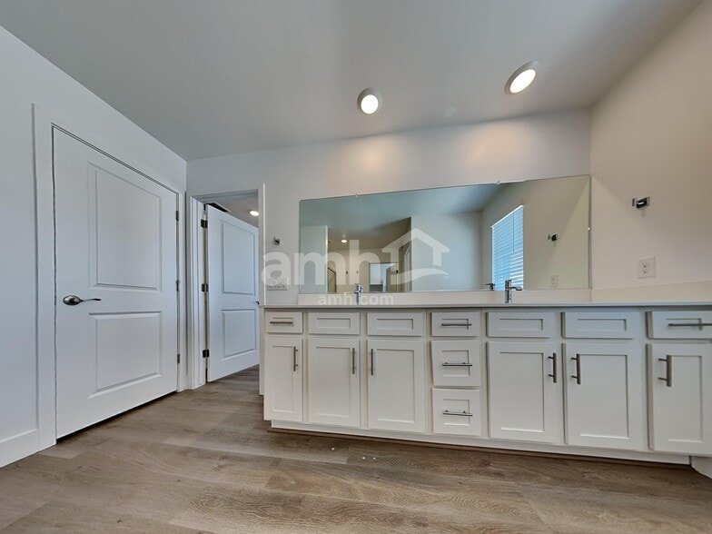 Building Photo - 9612 Harkes Dr